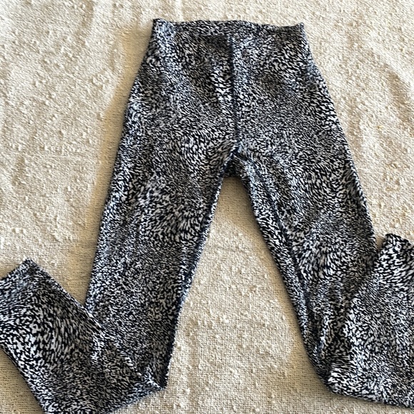 Lulalemon leggings, super comfortable, barely used.black and white size 2 - Picture 2 of 5
